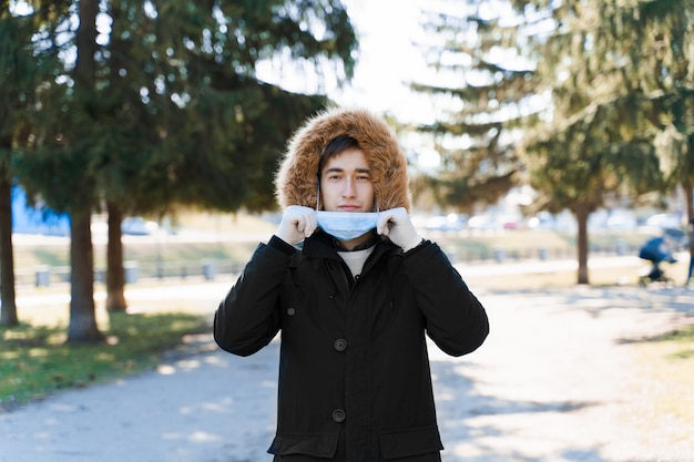 Student dreses steriel medisch masker om zijn gezicht te beschermen tegen coronavirus covid 19