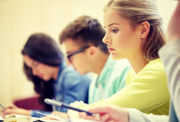 Photo student girl at lecture