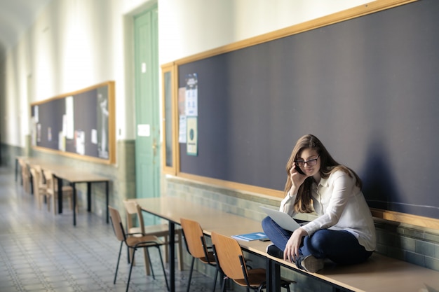 Ragazza studentessa studiando sul suo computer portatile