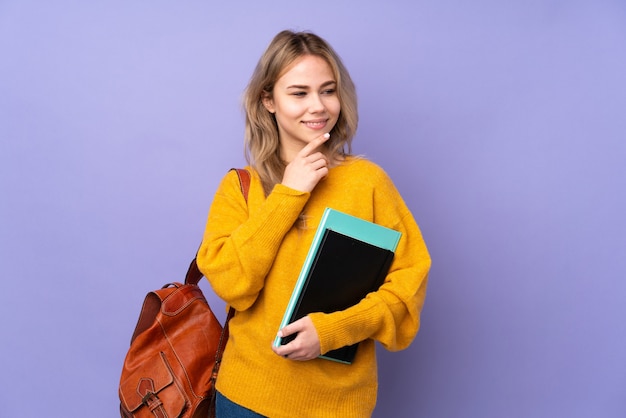 ノートブックとバックパックを持つ学生の女の子