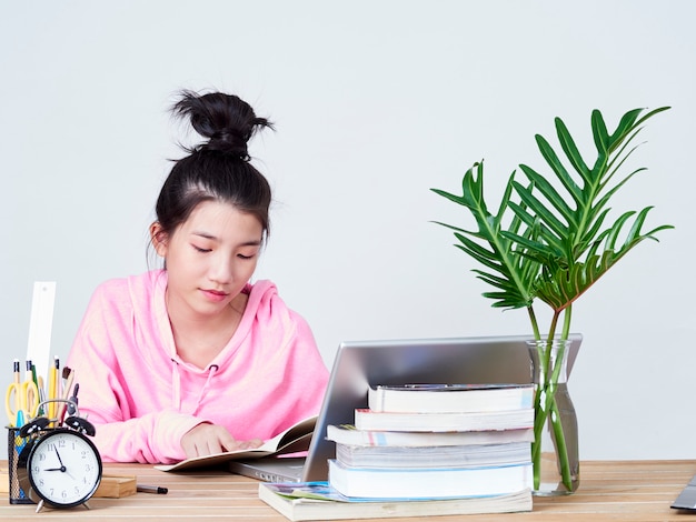 노트북에서 일하는 학생 소녀.