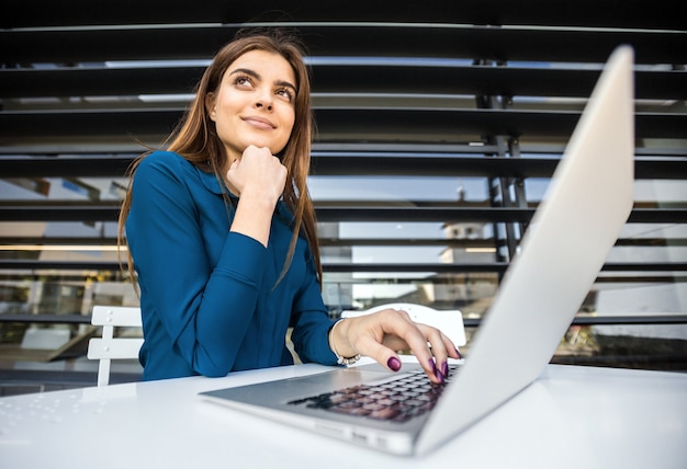 Student girl works con il computer