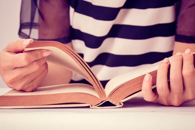 student hand leesboek voorbereiden op examen. close-up en vintage gefilterd.