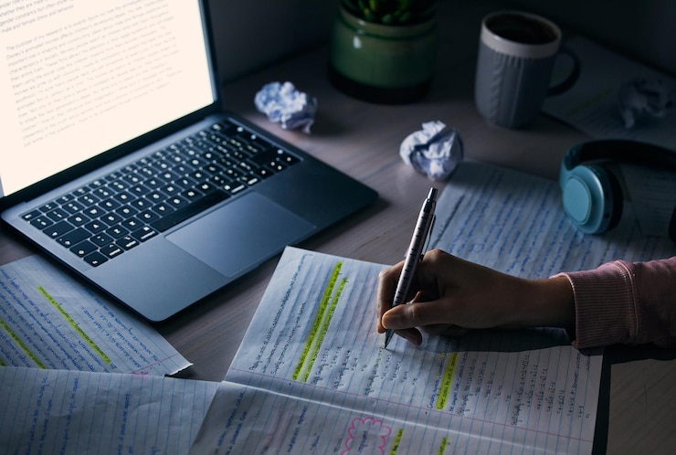 Photo 研究教育とインターネット プロジェクトのためのラップトップで夜に学生の手とノートを書く