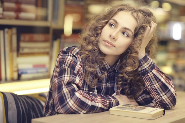 Foto student in een bibliotheek portret