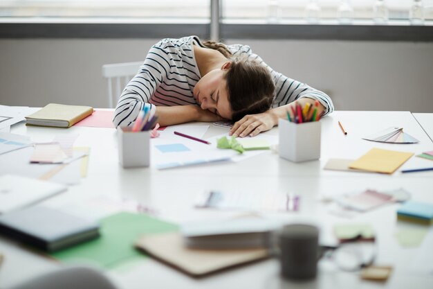 Student in slaap op het bureau