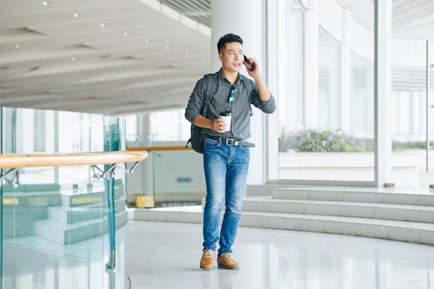 Student in universiteitsgebouw