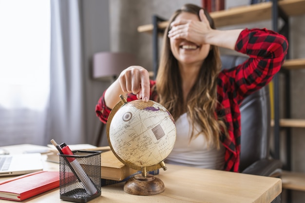 Foto student is gestrest en wil er even tussenuit met een wereldreis