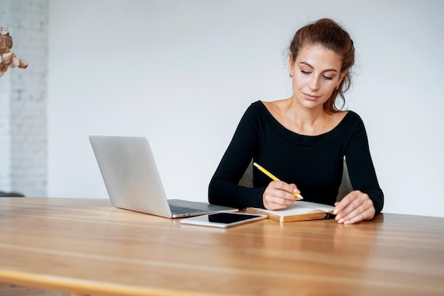 Photo a student is studying online in a college classa smart entrepreneur corresponds with a client