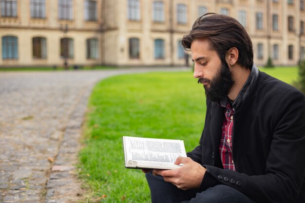 Student, jonge man op de universiteit