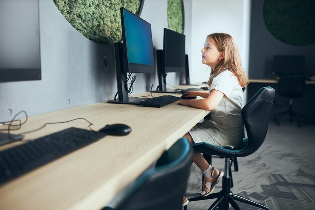 小学校のクラスでコンピューターを使って学ぶ学生宿題をする子供e-learning