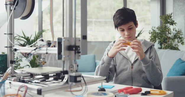 Student leert thuis 3D-printen