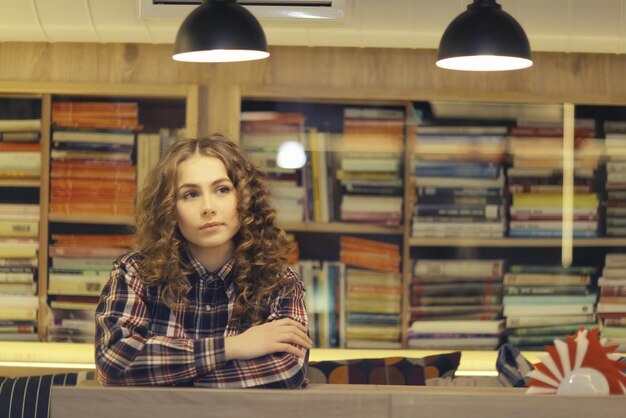 Foto studente in un ritratto della biblioteca