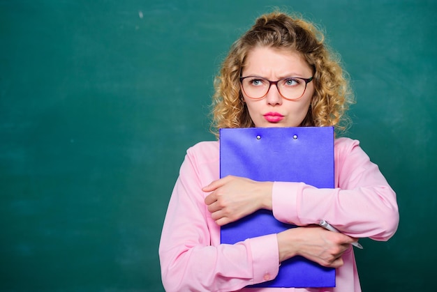 学生生活 女の子 オタク学生 フォルダ 書類を保持する 大学に入学する 大学と高校の志願者 試験に合格する 一生懸命勉強する 学生が自分の研究を提供する 教育の概念 知識の日