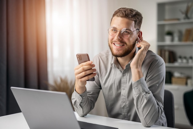 Student listening to online course