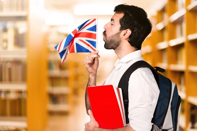 Student man ___ op defocused bibliotheek