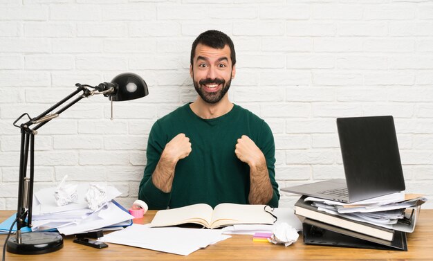 Uomo studente con espressione facciale sorpresa