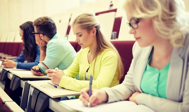 Foto student meisje met smartphone op de lezing