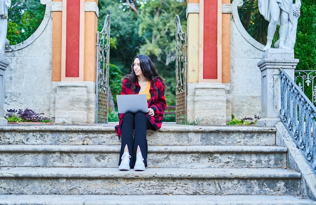 Student meisje studeren met laptop in het park
