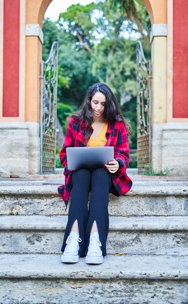 Student meisje studeren met laptop in het park