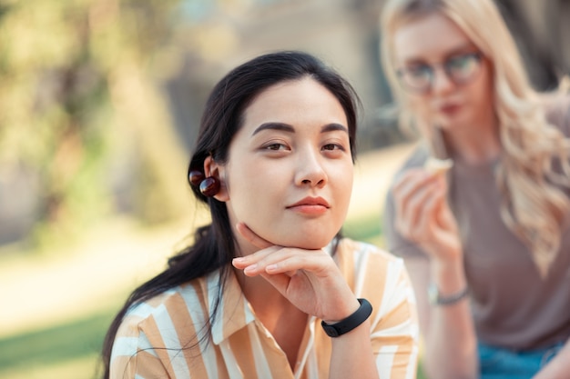 student meisje zit in het garen van de universiteit met haar groepsgenoten