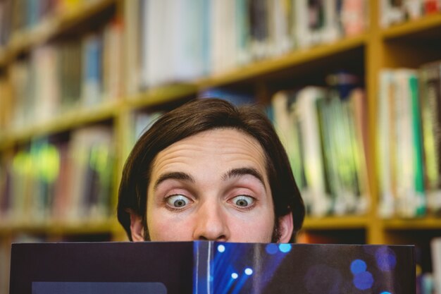 Foto scherzi degli studenti nella biblioteca