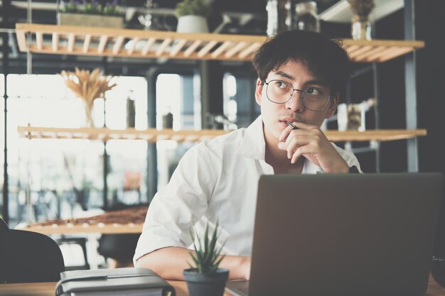 student met behulp van computer om online te leren. start-up man aan het werk met laptop