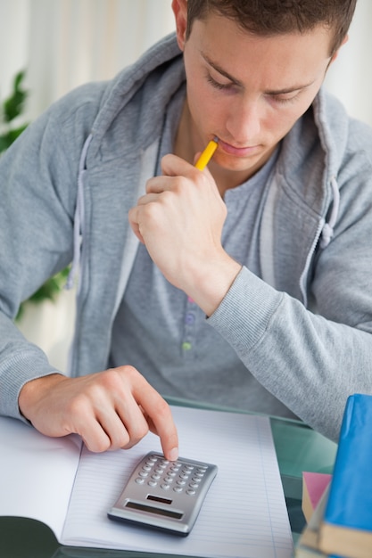 Student met behulp van een rekenmachine