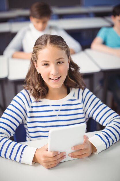 Student met digitale tablet in de klas