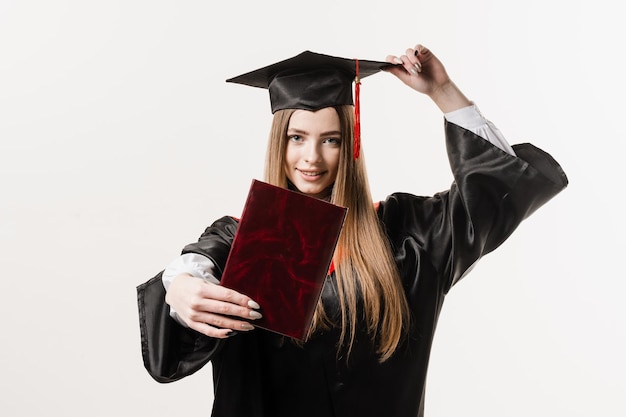 Student met diploma in afstudeergewaad en pet klaar om college af te maken Toekomstige leider van de wetenschap Academicus jonge vrouw in zwarte toga glimlachend