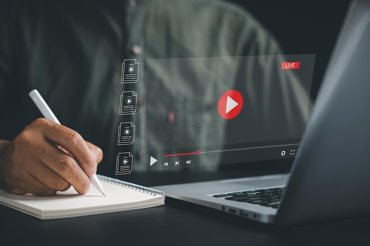 Foto student met een computer bezig met e-learning en online onderwijs