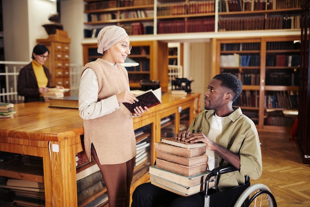 Student met een handicap in bibliotheek