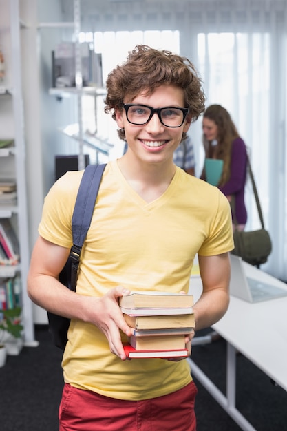 Foto student met kleine stapel boeken