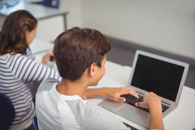 Student met laptop in de klas