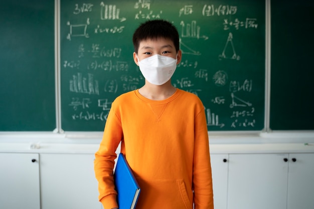 Foto student met medisch masker op school