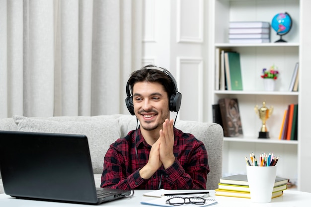 Student online schattige kerel in geruit overhemd met bril studeren op computer handen klappen