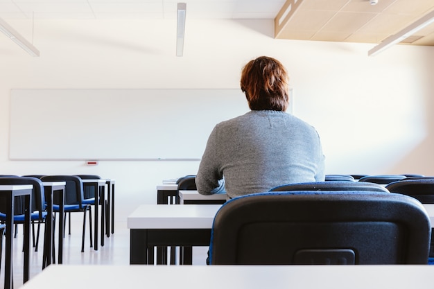 Foto studente solo in classe.