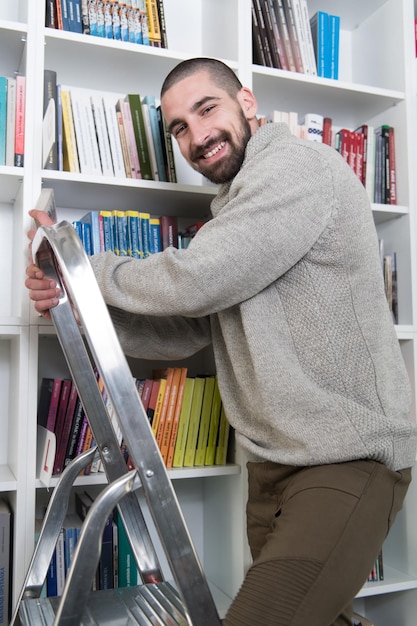 Student op Ladder in Bibliotheek