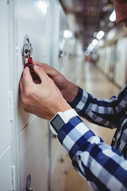 Photo student opening his locker