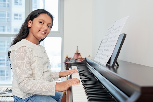 Student piano spelen