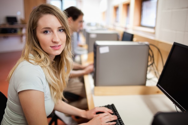 Student poseren met een computer