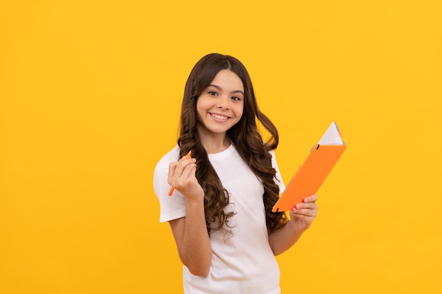 Lo studente si prepara per l'esame la scolaretta fa i compiti prendendo appunti la scrittura dell'allievo nel pianificatore