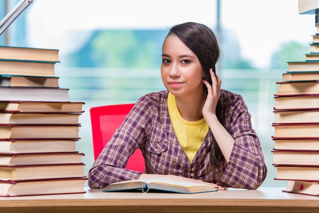 Studente in preparazione per gli esami universitari