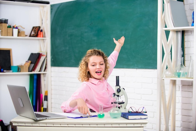 Student project onderzoek Leerconcept Scholarship getalenteerde student Vrouw student klaslokaal met laptop Docent gepassioneerd door wetenschap Kennisdag Inspiratie voor studeren