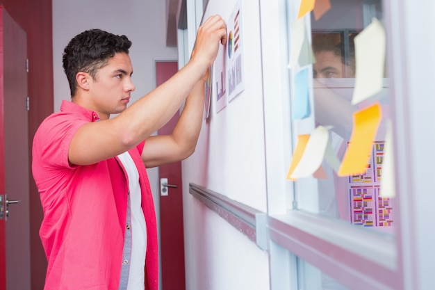 Photo student putting graphics on the wall