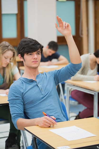 Studente che solleva la mano durante l'esame