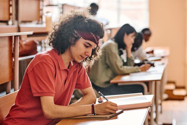 Student schrijftest aan de universiteit