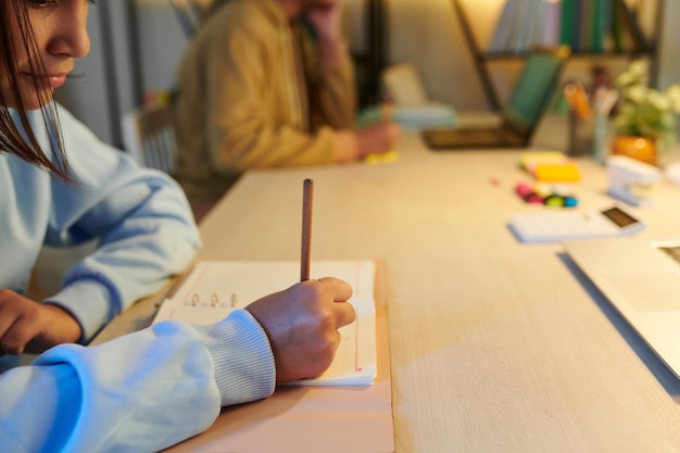 Student schrijven in Kladblok