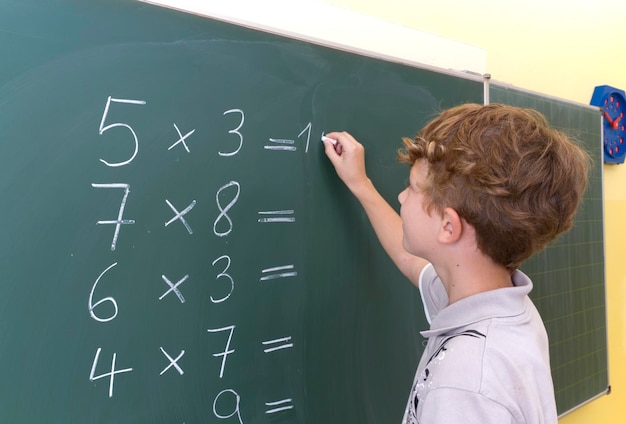 Foto studente che risolve la matematica sulla lavagna