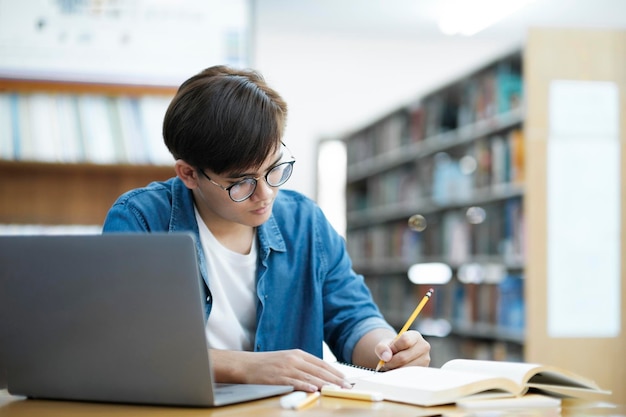 Student studeert aan de bibliotheek